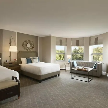 Fairmont Le Chateau Frontenac Quebec City Exterior photo A guest room at the Hotel Commonwealth